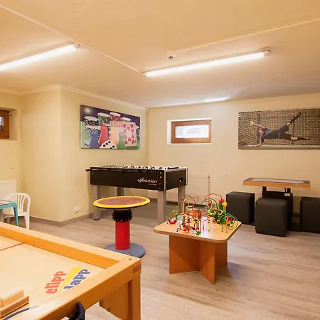 Falkner-12 By Interhome Daire